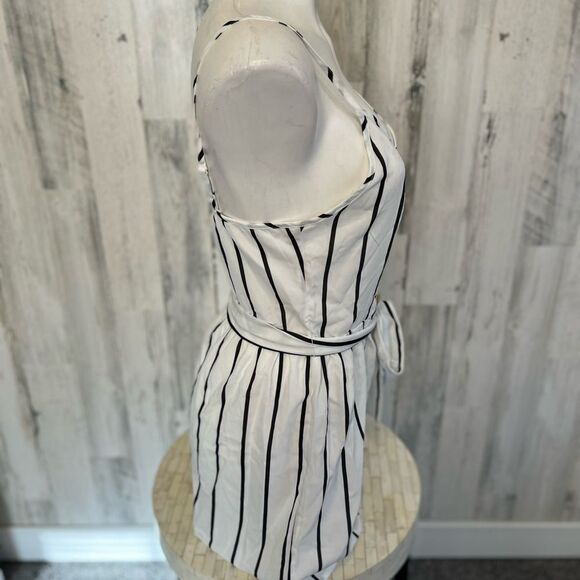 Stripped Romper with belt size MEDIUM - Picture 3 of 6